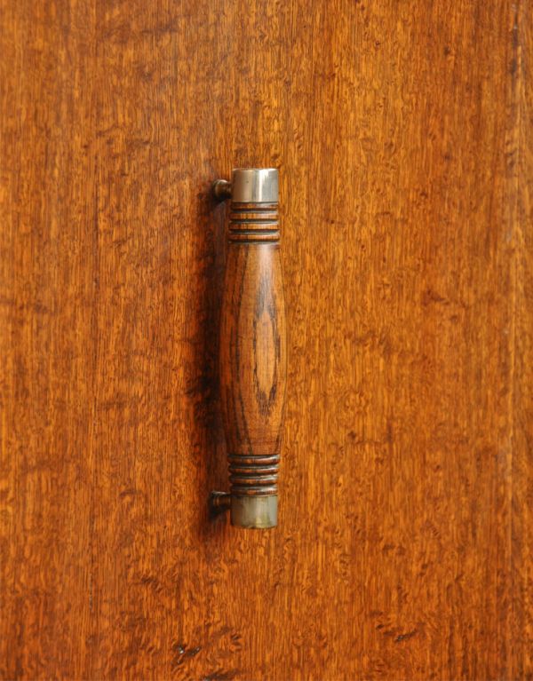 アンティークのキャビネット アンティーク家具 英国のアンティーク家具、お花の彫りが入った木製のサイドボード。扉は木製の取っ手です。(k-1175-f)