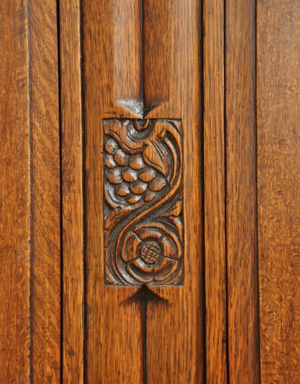 アンティークのキャビネット アンティーク家具 英国のアンティーク家具、お花の彫りが入った木製のサイドボード。中央には丁寧に彫られたお花の彫。(k-1175-f)