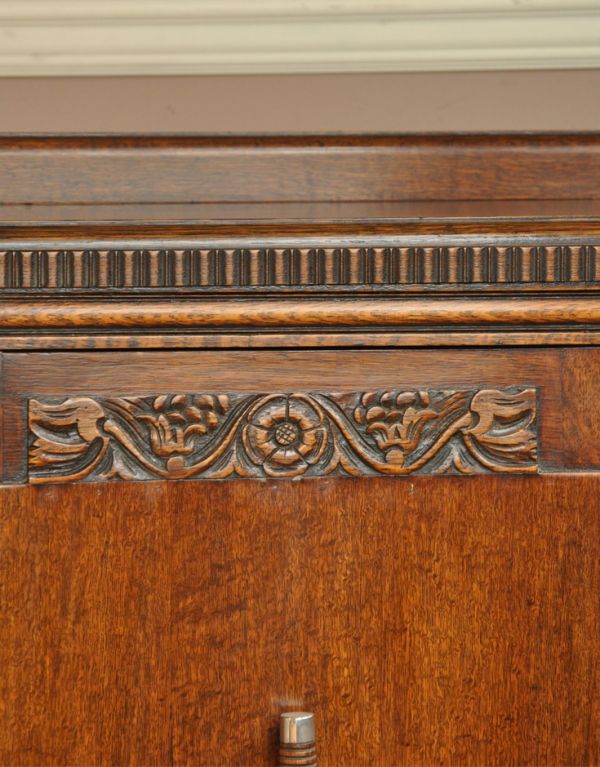 アンティークのキャビネット アンティーク家具 英国のアンティーク家具、お花の彫りが入った木製のサイドボード。贅沢なほどに施された彫の装飾!リッチな気分で心を満たしてくれます。(k-1175-f)