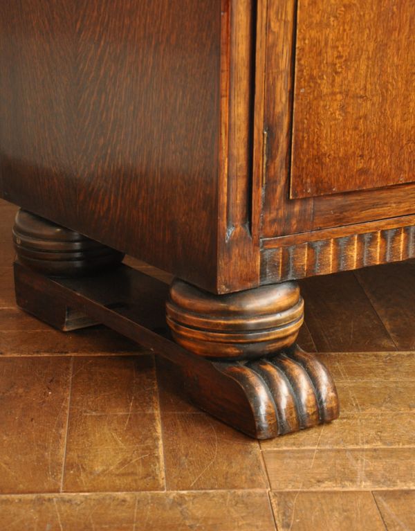 アンティークのキャビネット アンティーク家具 英国のアンティーク家具、お花の彫りが入った木製のサイドボード。どっしりとした貫禄のある脚。(k-1175-f)