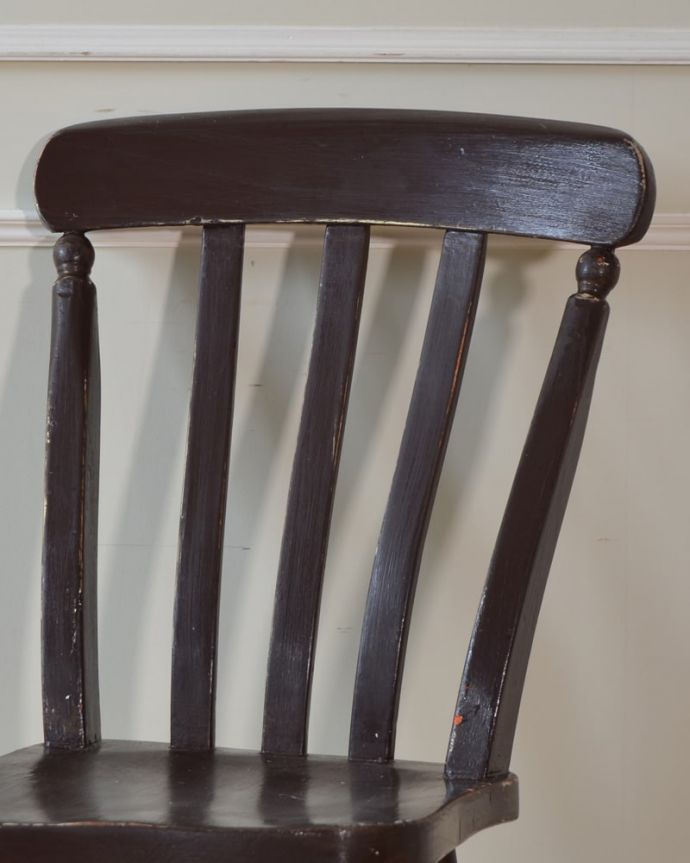 キッチンチェア アンティーク チェア ストレートな脚がめずらしいアンティークのペイントキッチンチェア。お部屋のアクセントになる可愛いペイントもともとキッチンで実用的に使われていた椅子は、長い年月の間に何度も好きな色が重ねられて、アンティークだけが持ついい風合いのペイントになっています。(k-1178-c)