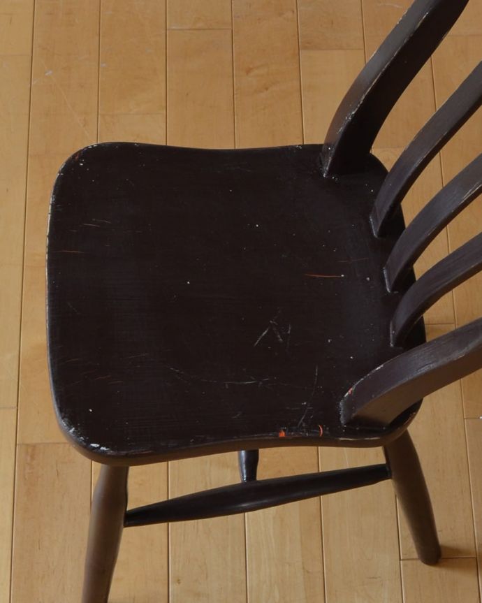 キッチンチェア アンティーク チェア ストレートな脚がめずらしいアンティークのペイントキッチンチェア。座面に隠されたヒミツ「座繰り」と言って、お尻と太もも部分に彫が入っているんです。(k-1178-c)