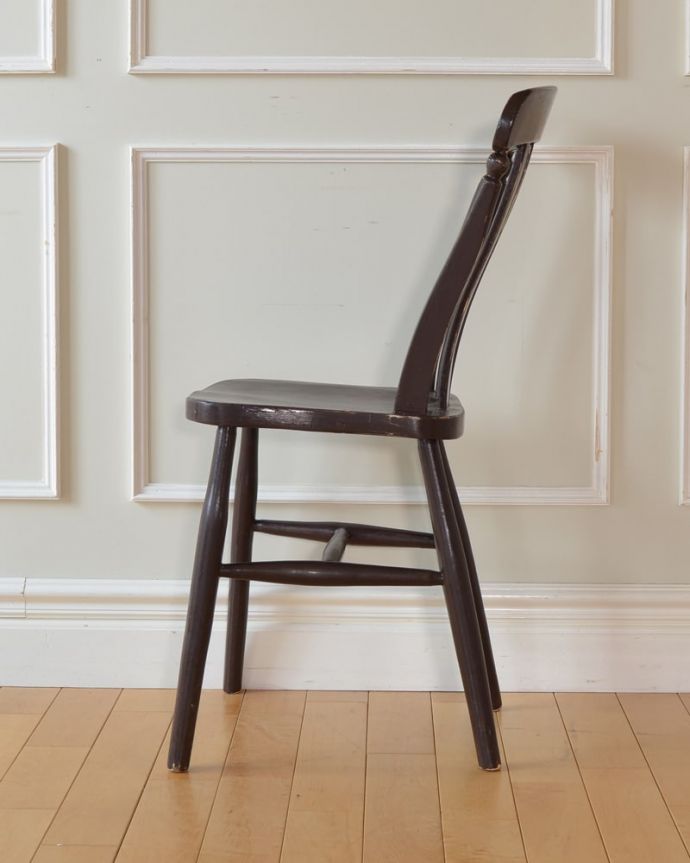 キッチンチェア アンティーク チェア ストレートな脚がめずらしいアンティークのペイントキッチンチェア。横から見ても可愛い素朴な表情の椅子を横から見るとこんな感じ。(k-1178-c)