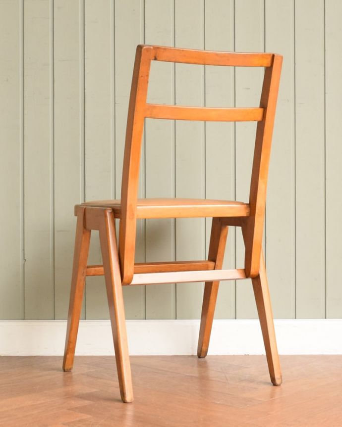 アンティークの椅子の後ろ姿