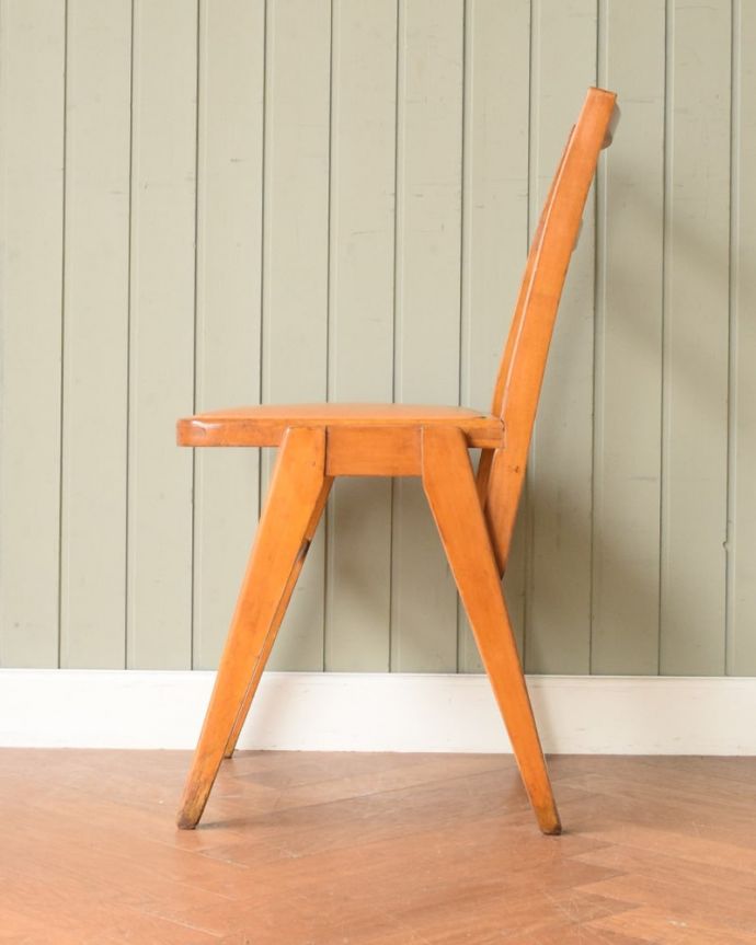 スクールチェアの横顔