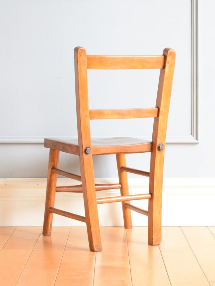 チャイルドチェアの後ろ姿