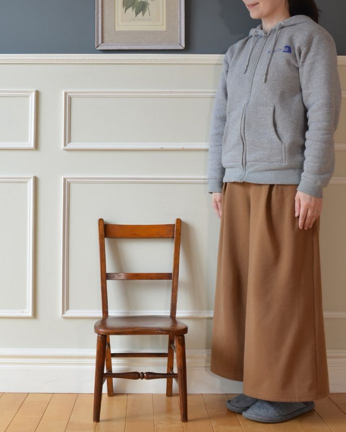 キッチンチェア　アンティーク チェア　英国アンティークの子ども椅子、ナチュラルで可愛いチャイルドチェア。見た目の可愛らしさはもちろん、ちゃんと使える小さな椅子子ども用のアンティークチェアは、玄関やリビングに置いておくだけでも可愛いんです。(k-1182-c)