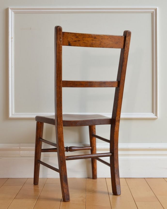 キッチンチェア　アンティーク チェア　英国アンティークの子ども椅子、ナチュラルで可愛いチャイルドチェア。後ろから見ても、やっぱり可愛い！新品ではない経年変化によるキズが、あたたかさを増してくれます。(k-1182-c)