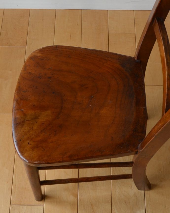 キッチンチェア　アンティーク チェア　英国アンティークの子ども椅子、ナチュラルで可愛いチャイルドチェア。座面の彫りも一人前板座に施された座繰り。(k-1182-c)