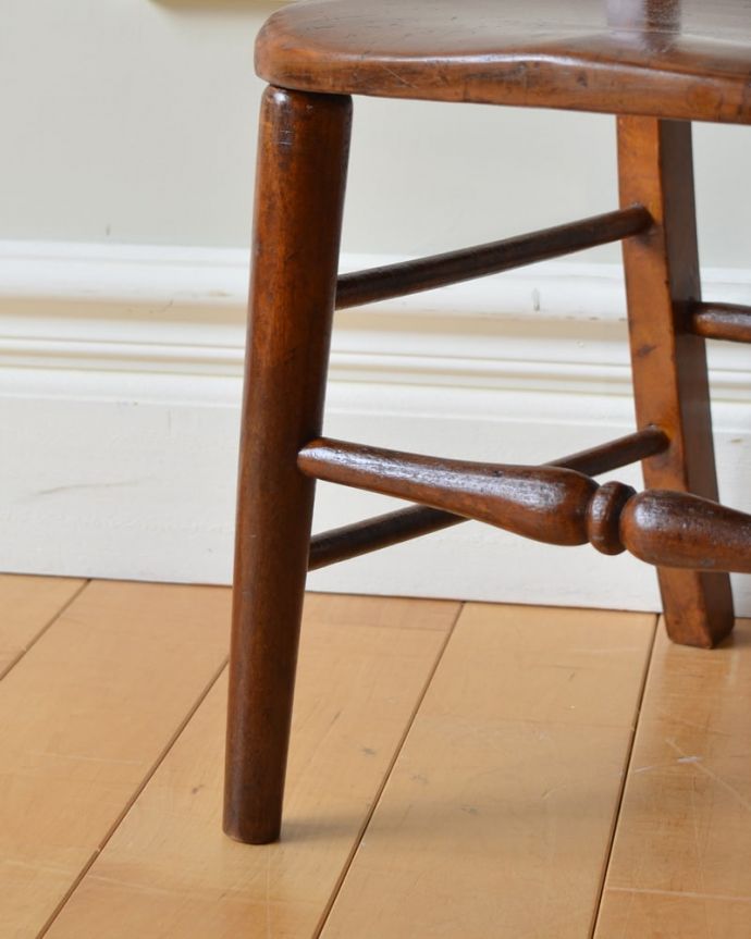 キッチンチェア　アンティーク チェア　英国アンティークの子ども椅子、ナチュラルで可愛いチャイルドチェア。移動もラクラクHandleのアンティークは、脚の裏にフェルトキーパーをお付けしていますので、床を滑らせれば子どもでも移動が出来ます。(k-1182-c)