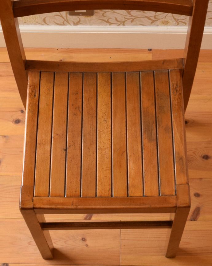 キッチンチェア アンティーク チェア 積み重ねOK!スタッキングチェア、かわいいアンティークの椅子。座面はこんな感じです座ったり、荷物を置いたり、お花を飾ったり・・・いろいろ使えるアイテムです。(k-1187-c)