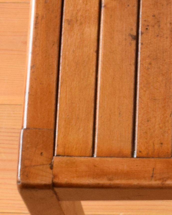 キッチンチェア アンティーク チェア 積み重ねOK!スタッキングチェア、かわいいアンティークの椅子。近くで見ると・・・新品ではない経年変化によるキズが、あたたかさを増してくれます。(k-1187-c)