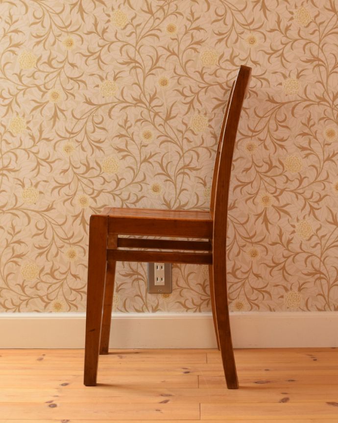 キッチンチェア アンティーク チェア 積み重ねOK!スタッキングチェア、かわいいアンティークの椅子。横顔もほっこりデザイン横から見ても、なんだかほっこりぬくもりあるデザインです。(k-1187-c)