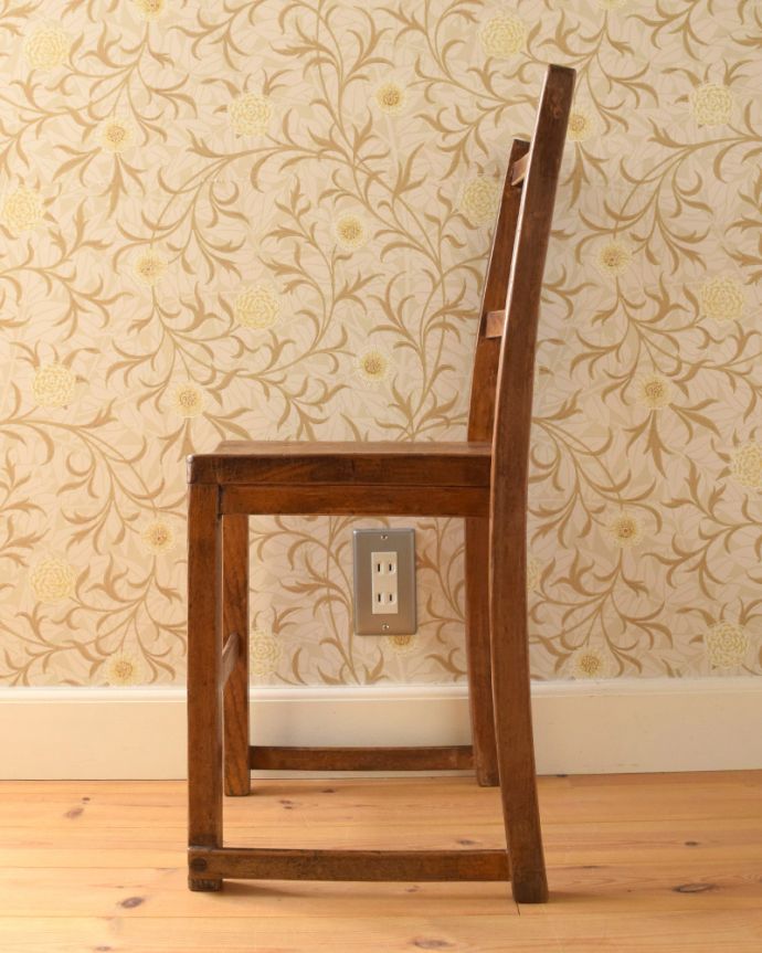 キッチンチェア　アンティーク チェア　イギリス輸入のアンティークチェア、ナチュラルな木製のチャイルドチェア 。しっかりと支えてくてる背もたれの角度は、長く座っていても疲れません。(k-1190-c)