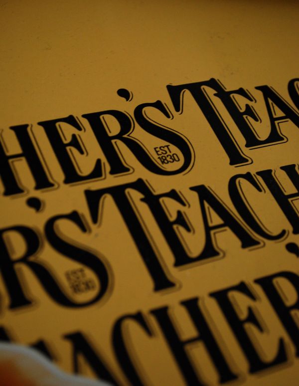 アンティーク ホーロー・アイアン製の雑貨　アンティーク雑貨　英国らしいアンティークの雑貨、スコッチウィスキーのティントレイTeachers。オシャレなアンティークのトレイさりげないTeachersのロゴがまでなんだかオシャレに見えるアンティークのティントレイです。(k-1191-z)