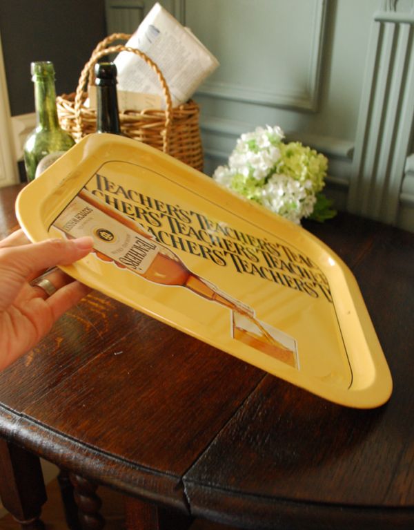 アンティーク ホーロー・アイアン製の雑貨　アンティーク雑貨　英国らしいアンティークの雑貨、スコッチウィスキーのティントレイTeachers。大きさはこれくらいたっぷり乗せれる大きめタイプ。(k-1191-z)