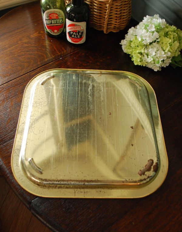 アンティーク ホーロー・アイアン製の雑貨　アンティーク雑貨　英国らしいアンティークの雑貨、スコッチウィスキーのティントレイTeachers。裏側は･･･裏はこんな感じです。(k-1191-z)