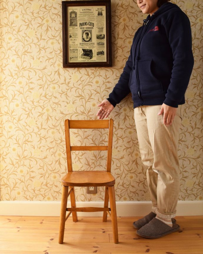 キッチンチェア アンティーク チェア ナチュラルインテリアに合う、良い風合いのアンティークチャイルドチェア。お部屋の片隅に置いて、クッションやバスケットなどを飾ってみてはいかがでしょう?(モデルの身長は157cmです)。(k-1194-c)