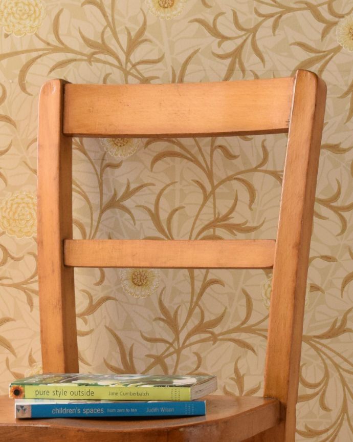 キッチンチェア アンティーク チェア ナチュラルインテリアに合う、良い風合いのアンティークチャイルドチェア。キズや汚れ、木目や色は1脚1脚微妙に違いますが、どれもキレイに仕上げています。(k-1194-c)