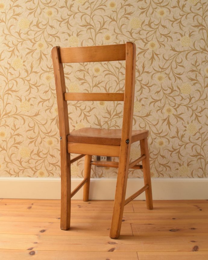 キッチンチェア アンティーク チェア ナチュラルインテリアに合う、良い風合いのアンティークチャイルドチェア。後ろ姿も可愛いチャイルドチェア。(k-1194-c)