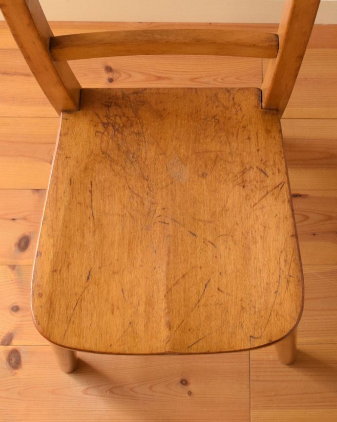 キッチンチェア アンティーク チェア ナチュラルインテリアに合う、良い風合いのアンティークチャイルドチェア。角が丸く作られているので、小さいお子様がいるご家庭でも安心です。(k-1194-c)