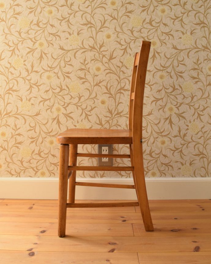 キッチンチェア アンティーク チェア ナチュラルインテリアに合う、良い風合いのアンティークチャイルドチェア。しっかりと支えてくてる背もたれの角度は、長く座っていても疲れません。(k-1194-c)