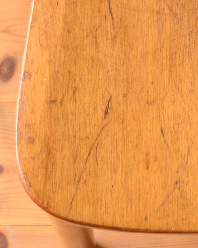 キッチンチェア アンティーク チェア ナチュラルインテリアに合う、良い風合いのアンティークチャイルドチェア。アンティークは新品ではないので、経年変化によるキズはありますが、専門の職人によって目立たないようにキレイにお直しをしています。(k-1194-c)