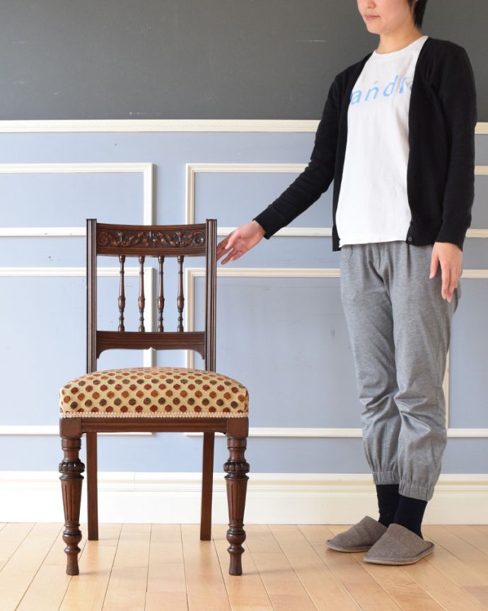 ダイニングチェア　アンティーク チェア　英国のアンティークチェア、背もたれ、脚の装飾が美しいマホガニーチェア。座るためだけじゃなく見て楽しむ椅子上質な雰囲気が漂うアンティークのサロンチェアは、座るためだけの椅子ではありません。(k-1195-c)