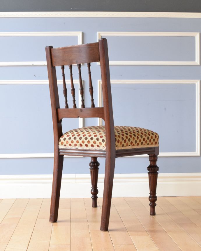 ダイニングチェア　アンティーク チェア　英国のアンティークチェア、背もたれ、脚の装飾が美しいマホガニーチェア。後ろ姿にも自信アリ並べた時に後ろから見ることも多い椅子。(k-1195-c)