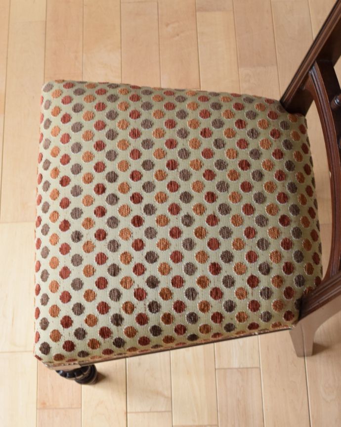 ダイニングチェア　アンティーク チェア　英国のアンティークチェア、背もたれ、脚の装飾が美しいマホガニーチェア。座面を上から見るとこんな感じ座面は布貼りなので、長時間座っても疲れません。(k-1195-c)