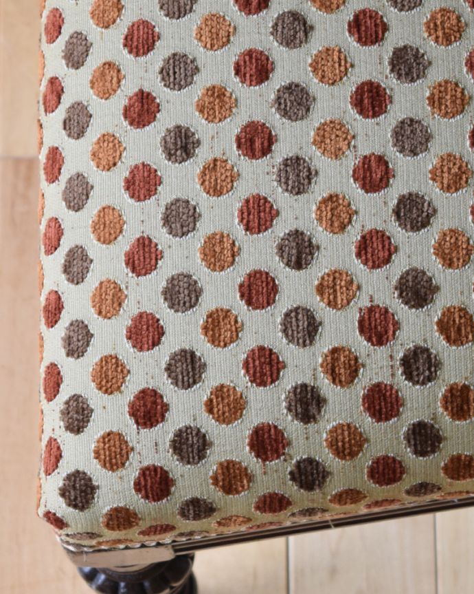 ダイニングチェア　アンティーク チェア　英国のアンティークチェア、背もたれ、脚の装飾が美しいマホガニーチェア。生地のセレクトにもこだわりました優雅なアンティークチェアの雰囲気をそのままに、一番似合う貼り座をじっくり選びました。(k-1195-c)