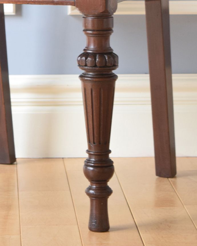 ダイニングチェア　アンティーク チェア　英国のアンティークチェア、背もたれ、脚の装飾が美しいマホガニーチェア。床を滑らせて移動出来ますHandleではアンティークチェアの脚の裏にフェルトキーパーをお付けしています。(k-1195-c)