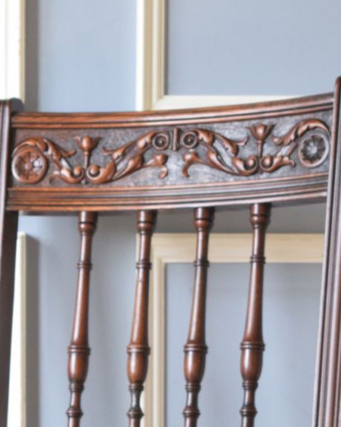 ダイニングチェア　アンティーク チェア　英国のアンティークチェア、背もたれ、脚の装飾が美しいマホガニーチェア。うっとりするほど細かい細工まだ機械の発達していない時代に、手作業で作られた細かい細工。(k-1195-c)