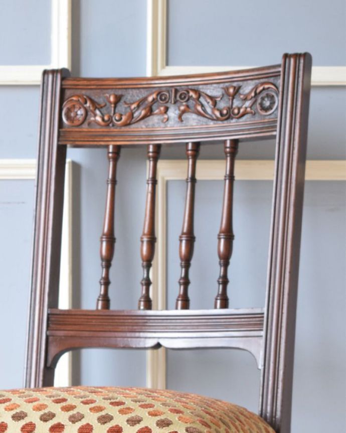 ダイニングチェア　アンティーク チェア　英国のアンティークチェア、背もたれ、脚の装飾が美しいマホガニーチェア。アンティークらしい背もたれの装飾上質な雰囲気を漂わせる細かい彫。(k-1195-c)