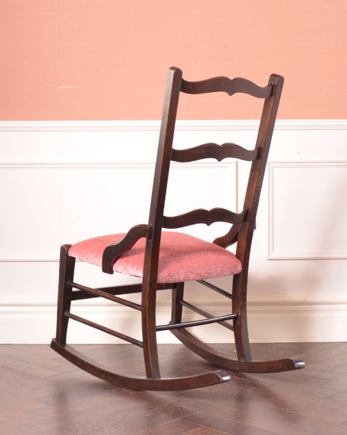 布座面 アンティーク チェア 大人がくつろげる英国アンティークのロッキングチェアー(オーク材)。後ろ姿にも自信アリ!新品ではないので経年変化によるキズはありますが、専門の職人が目立たないようキレイにお直しをしているので、後姿までキレイです。(k-1199-c)