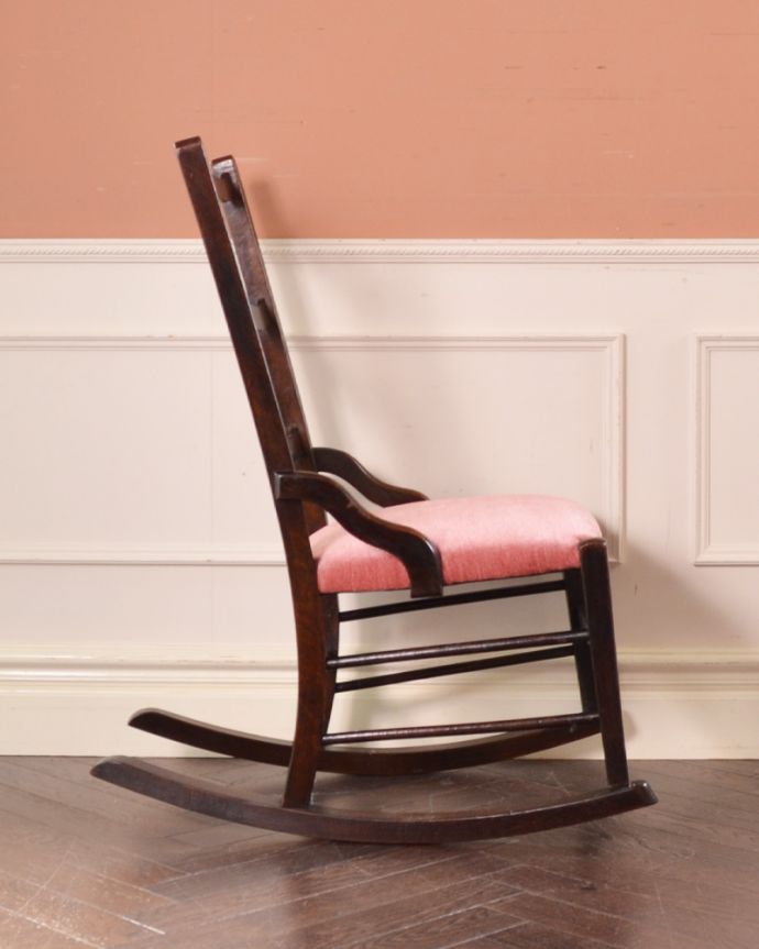 布座面 アンティーク チェア 大人がくつろげる英国アンティークのロッキングチェアー(オーク材)。横から見てもカッコイイ計算され作りたシンプルなフォルム。(k-1199-c)