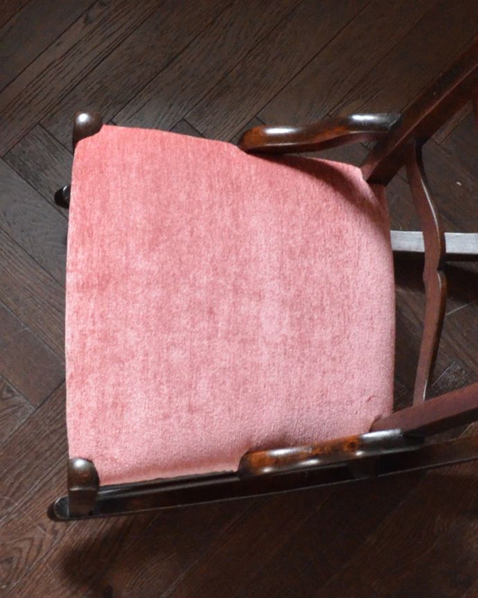 布座面 アンティーク チェア 大人がくつろげる英国アンティークのロッキングチェアー(オーク材)。新しく貼り替えました修復の際、座面の生地も新しいものに貼り替えてあります。(k-1199-c)