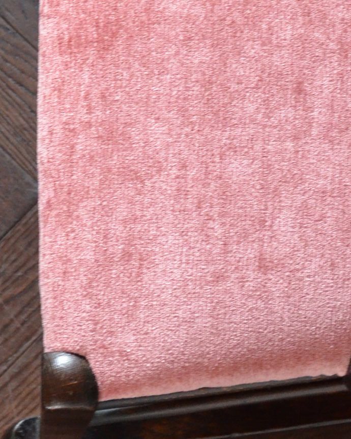 布座面 アンティーク チェア 大人がくつろげる英国アンティークのロッキングチェアー(オーク材)。生地もこだわって選びました椅子の優雅さをそのままにしておきたくて、座面の生地選びにもこだわりました。(k-1199-c)