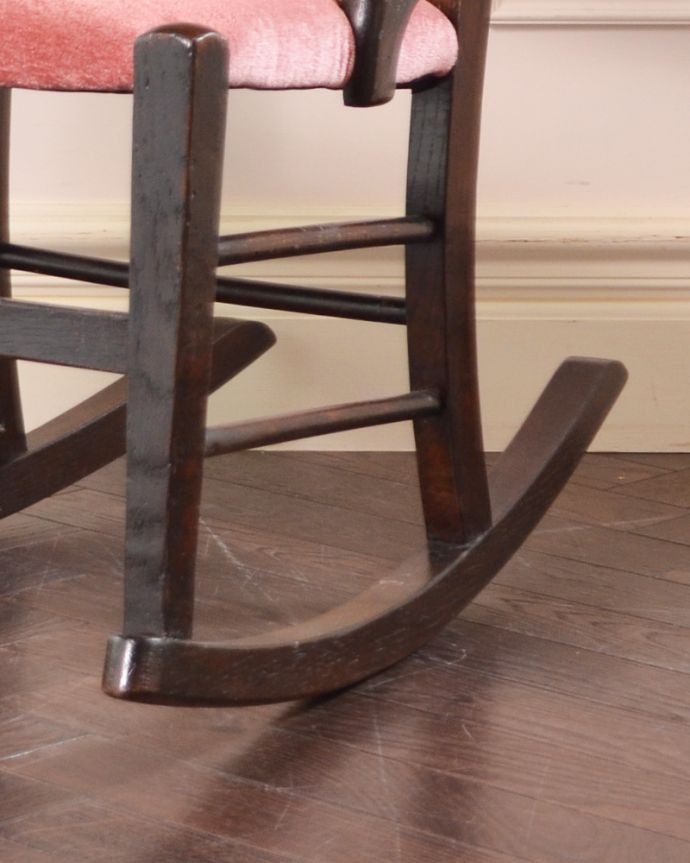 布座面 アンティーク チェア 大人がくつろげる英国アンティークのロッキングチェアー(オーク材)。持ち上げなくても移動できます!Handleのアンティークは、脚の裏にフェルトキーパーをお付けしていますので、持ち上げなくても床を滑らせて移動させることが出来ます。(k-1199-c)