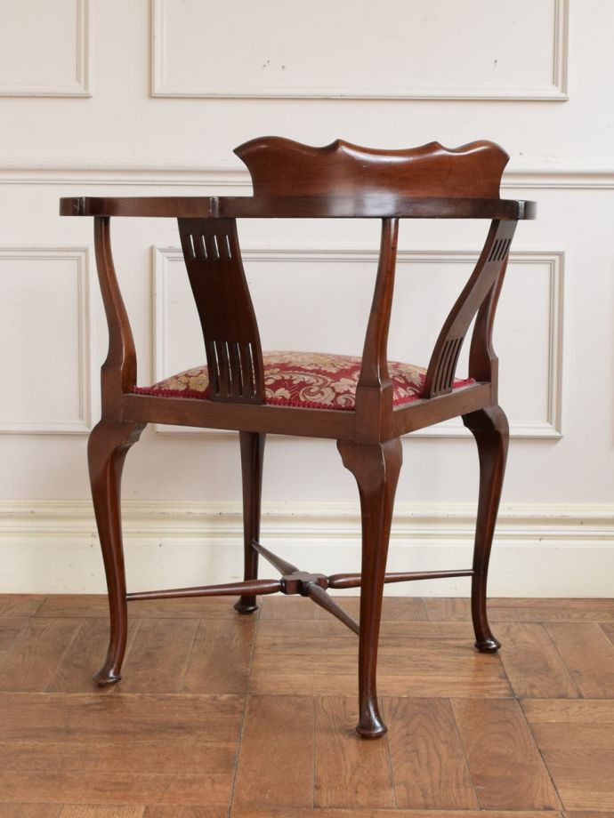 アンティークのコーナーチェアの後ろ姿