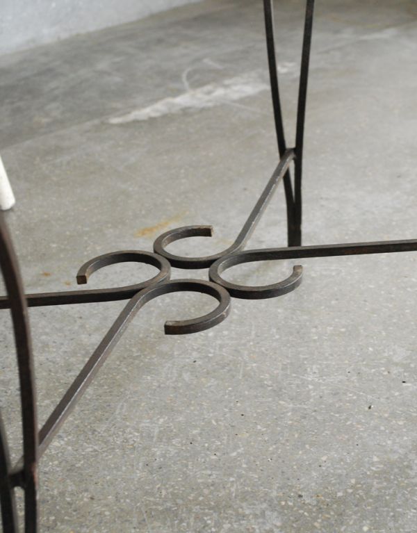 フランスアンティーク家具らしい装飾