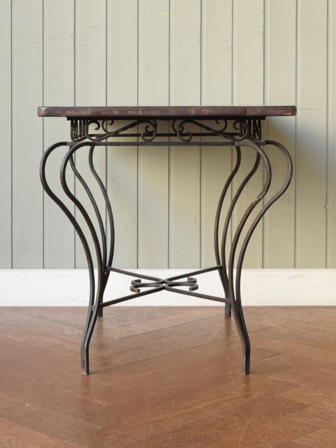 コーヒーテーブルの側面