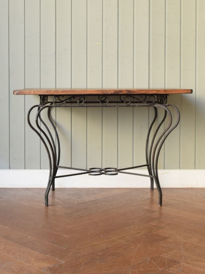 コーヒーテーブルの後ろ姿