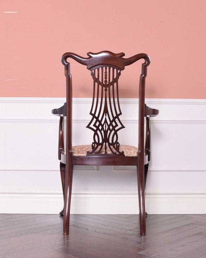 サロンチェア　アンティーク チェア　背もたれの彫の美しさにうっとりする、優雅な英国アンティークのアームチェア。しっかり修復したので、後ろ姿にも自信がありますいろんな修復方法がありますが、Handleでは専門の職人が一度、全てをバラしてから丁寧に組み上げているのでクオリティが違います。(k-1211-c)