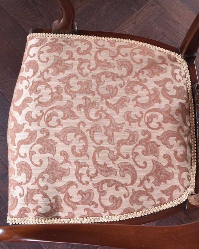 サロンチェア　アンティーク チェア　背もたれの彫の美しさにうっとりする、優雅な英国アンティークのアームチェア。新しく貼り替えました修復の際、座面の生地も新しいものに貼り替えてあります。(k-1211-c)