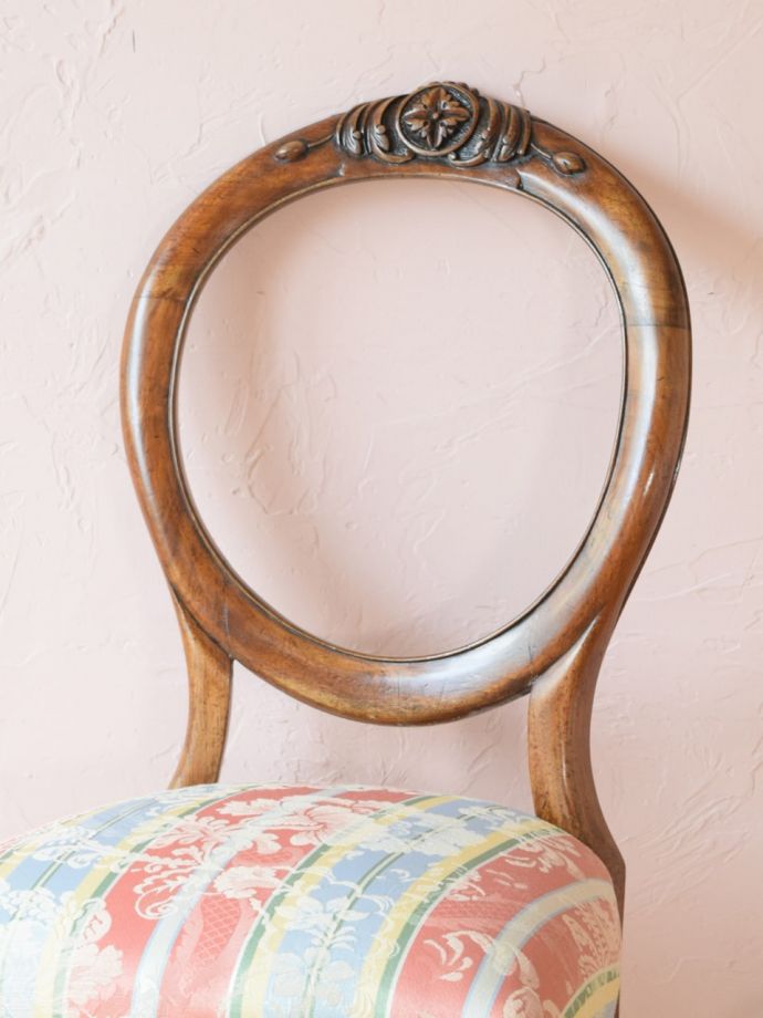 背もたれが美しいアンティークの椅子