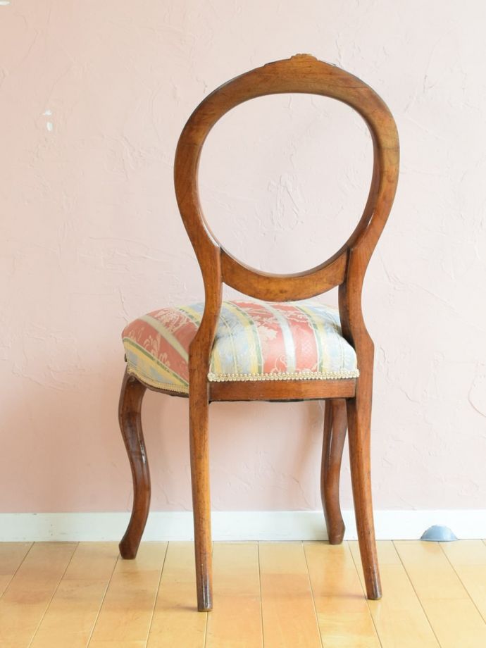 アンティークのサロンチェアの後ろ姿