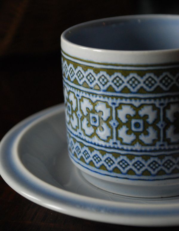 Hornsea(ホーンジー) アンティーク雑貨 ホーンジー社、TAPESTRY「タペストリー」シリーズ、カップ&ソーサーセット。淡い色と幾何学文様のタペストリーホーンジーにはめずらしい淡いブルーのタペストリー。(k-1216-z)