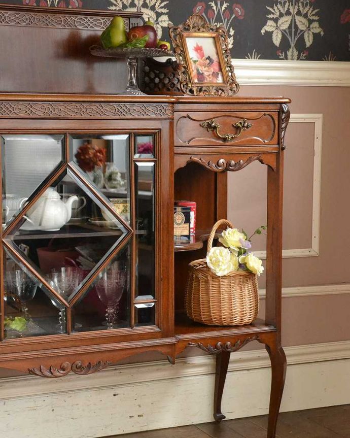 アンティークのキャビネット　アンティーク家具　豪華なアンティーク家具、マホガニー材を使った英国テイストのキャビネット（飾り棚）。あらゆる部分に見せる工夫がガラス部分、装飾部分、どこをとっても見せるための工夫が施されています。(k-1217-f-1)