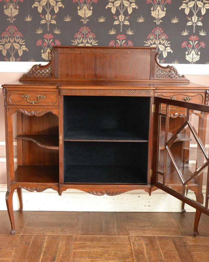 アンティークのキャビネット　アンティーク家具　豪華なアンティーク家具、マホガニー材を使った英国テイストのキャビネット（飾り棚）。扉を開くと、たっぷりの収納スペース中を開けるとこんな感じ。(k-1217-f-1)